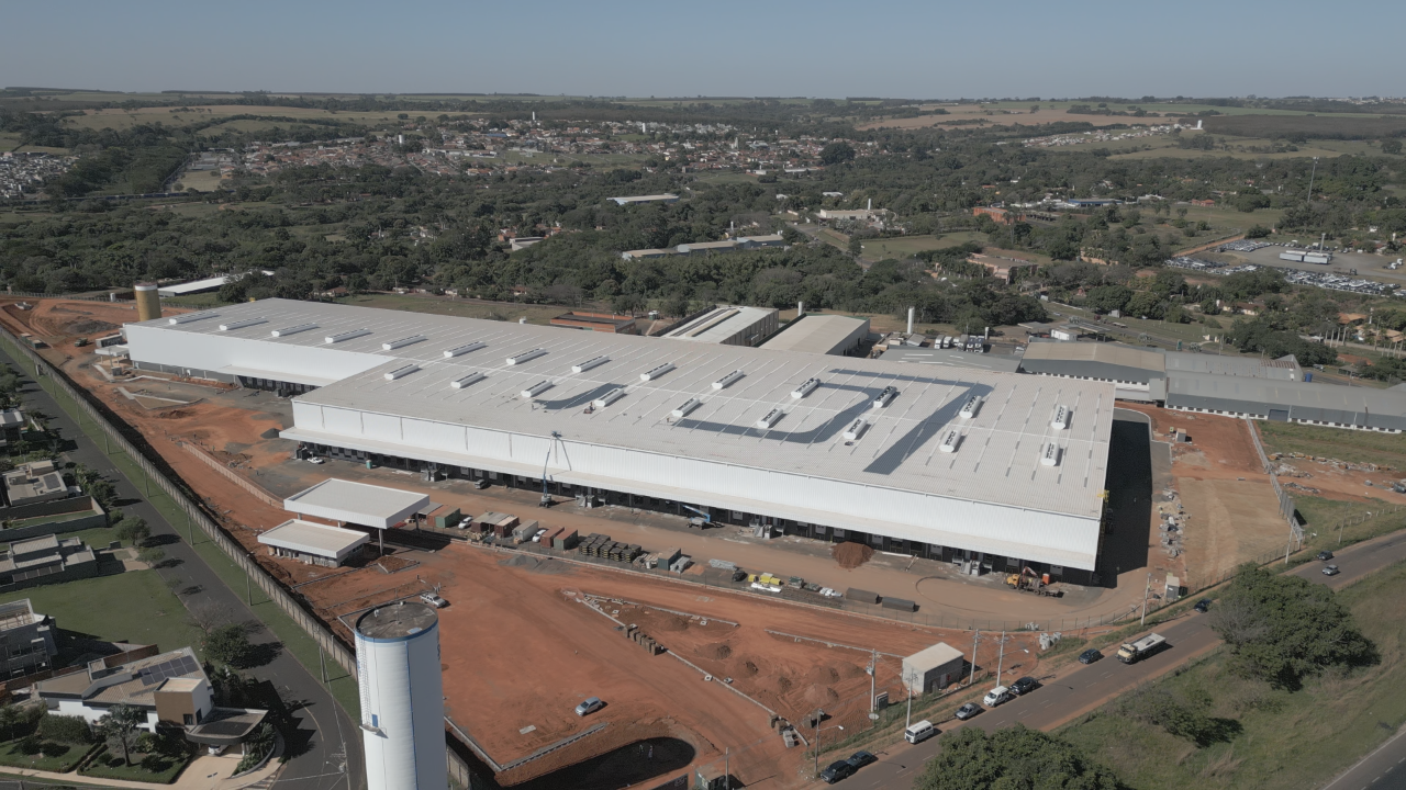 Vista aérea de indústria em São José do Rio Preto captada por drone